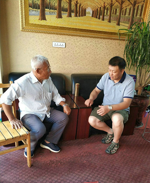 与水稻专家交流